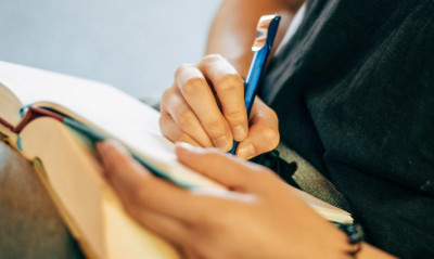 2025-11-23 atelier écriture LMNR-nils-stahl-neUbjUnjXNk-unsplash.jpg